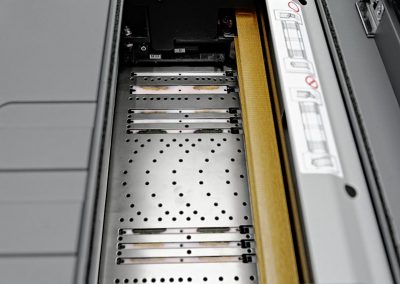 Ansamblul de ghidare a hartiei este echipat cu absorbante variabile